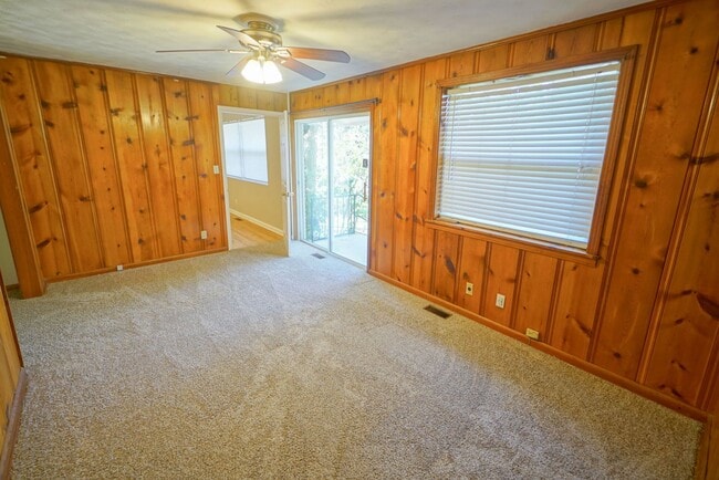 Building Photo - Cozy 3/2 Single Family Home