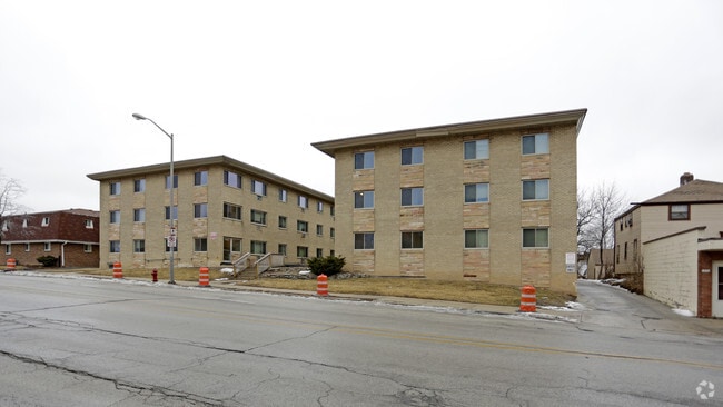 Building Photo - 1422 S. 92nd Apartments