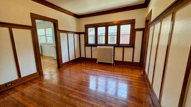 Building Photo - 709-711 Hawthorne NE