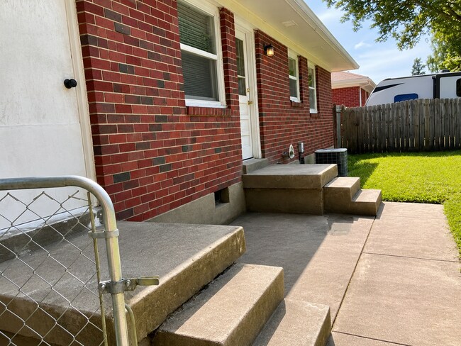 Building Photo - 6207 Middlerose Cir