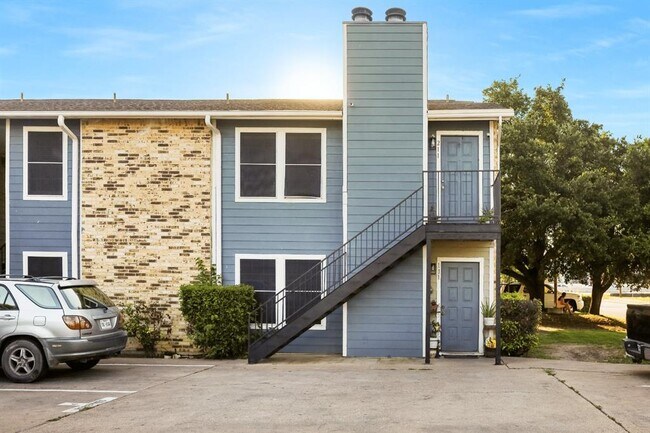 Building Photo - 829 Park Plaza Dr