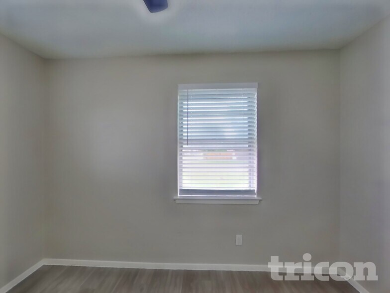 Building Photo - 1721 Oak Tree Dr