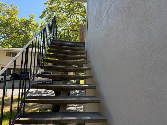 Building Photo - Upstairs 2/1 home in Greenback Estates