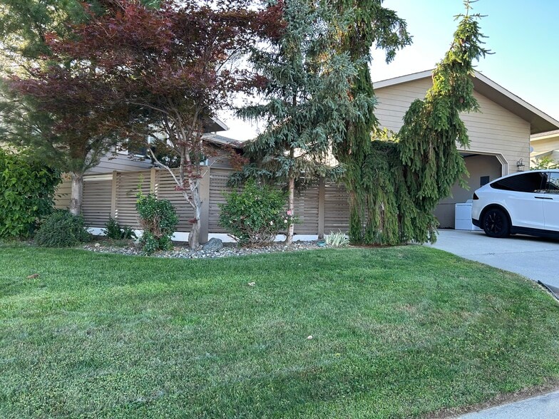 Front Yard - 632 S Lawler Ave