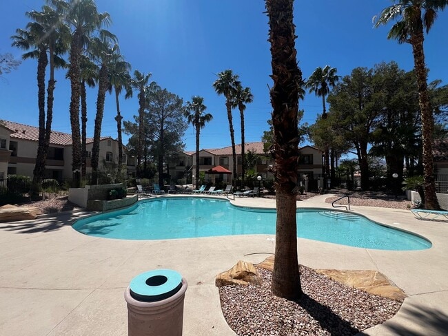 Building Photo - 3 Bedroom Condo / One Car Garage / Gated with Community Pool