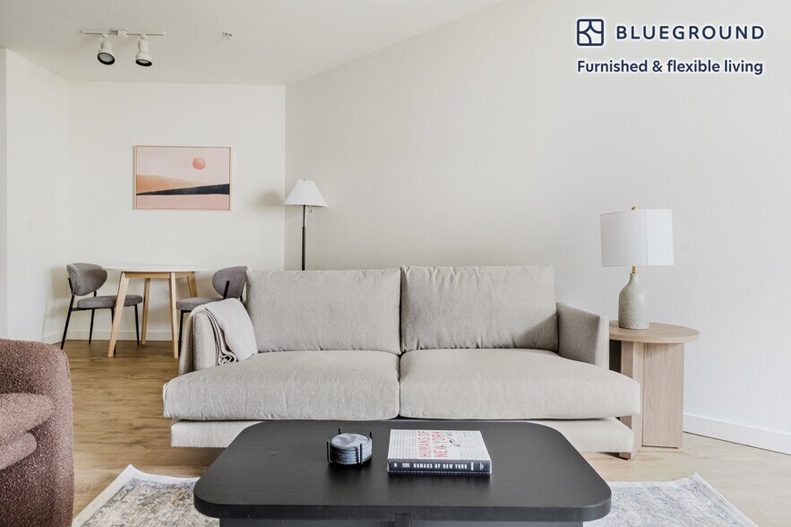 Building Photo - 362 Bellevue Way NE