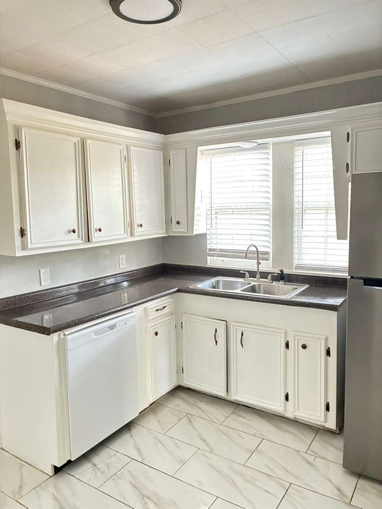 Building Photo - 3871 Northview Dr
