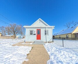 Building Photo - 3 bedroom 1 bath 2 Stall Garage