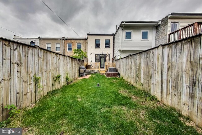 Building Photo - 1749 L St NE