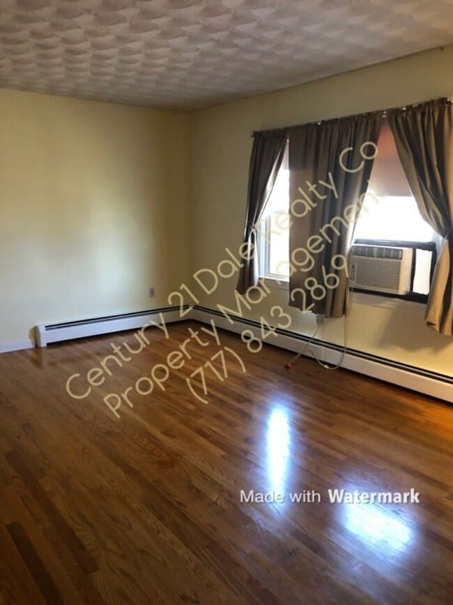 Building Photo - Very Large 3 BR House in North Eastern School District