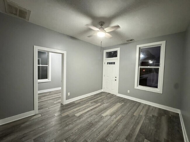 Building Photo - 2233 N Southport Ave