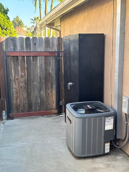 Building Photo - 264 Rosebay Dr