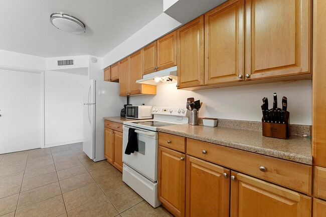 Building Photo - 5409 S Hazelton Ln
