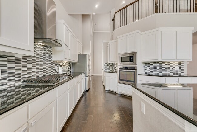 Building Photo - 4037 Hawthorne Dr