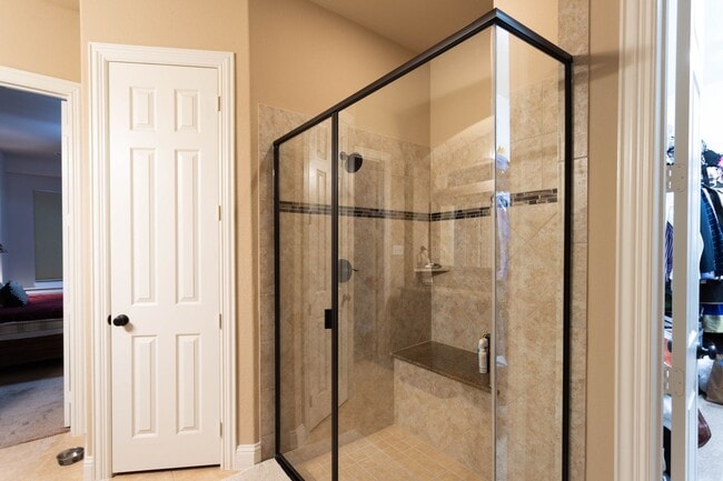 Building Photo - Very beautiful 5 bedroom, 4.1 bathroom hou...