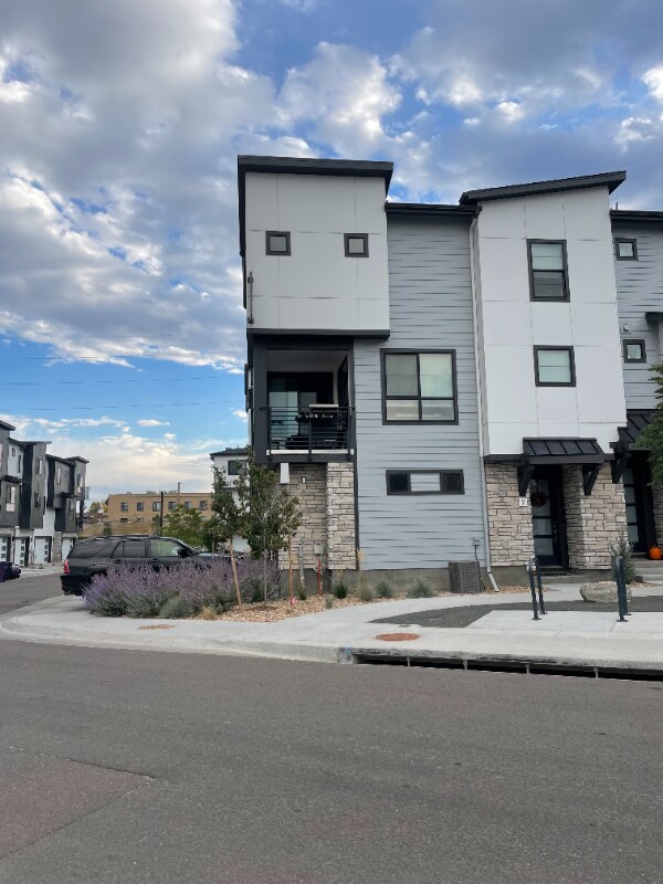 Building Photo - 2010 S Holly St