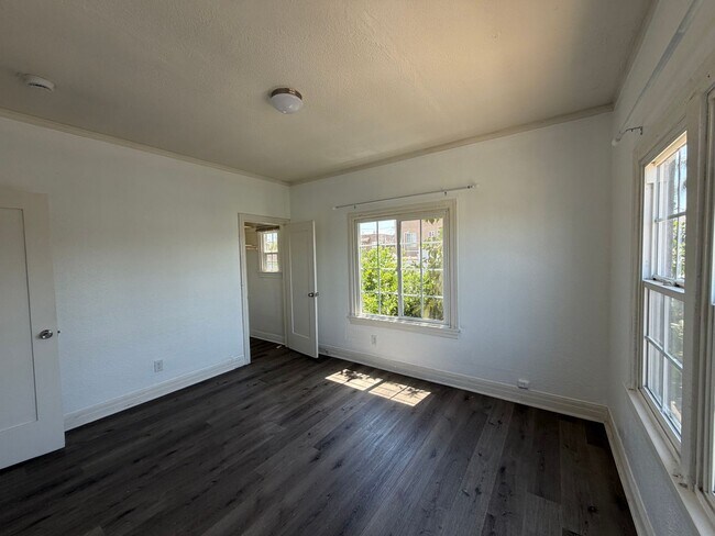 Building Photo - 2616 Edgehill Dr