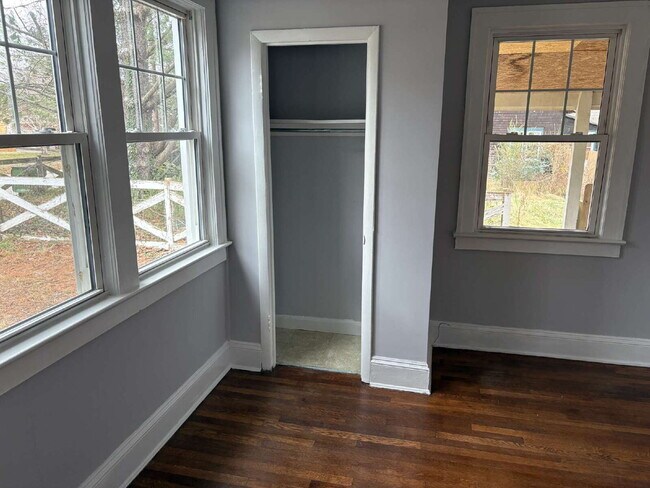 Building Photo - Rare Downtown Asheville Rental: 3BR/2BA House with Huge Yard & City Convenience- Dogs allowed!