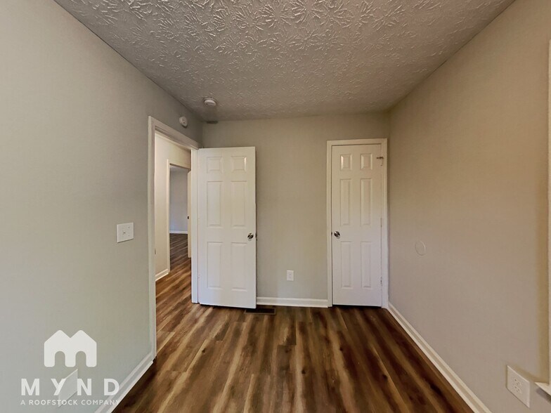 Building Photo - 2728 Columbia Dr