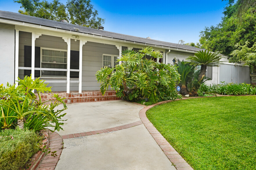 Building Photo - 10915 White Oak Ave