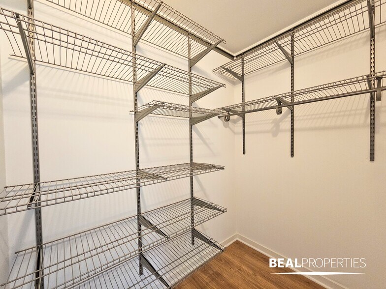 Building Photo - 548 W Webster Ave