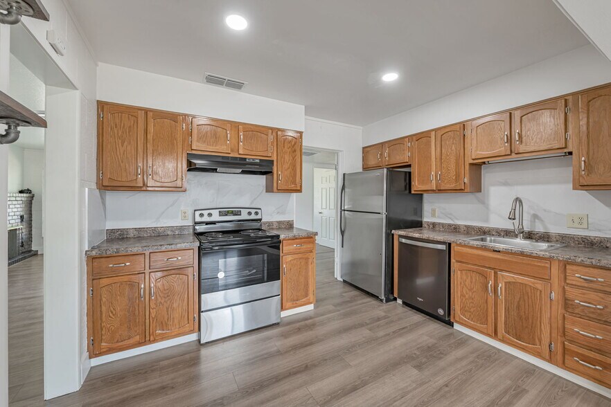 Building Photo - 5400 Valletta Way