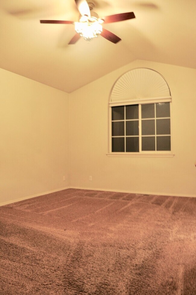 Building Photo - 4 bed 3 bath home with second living room
