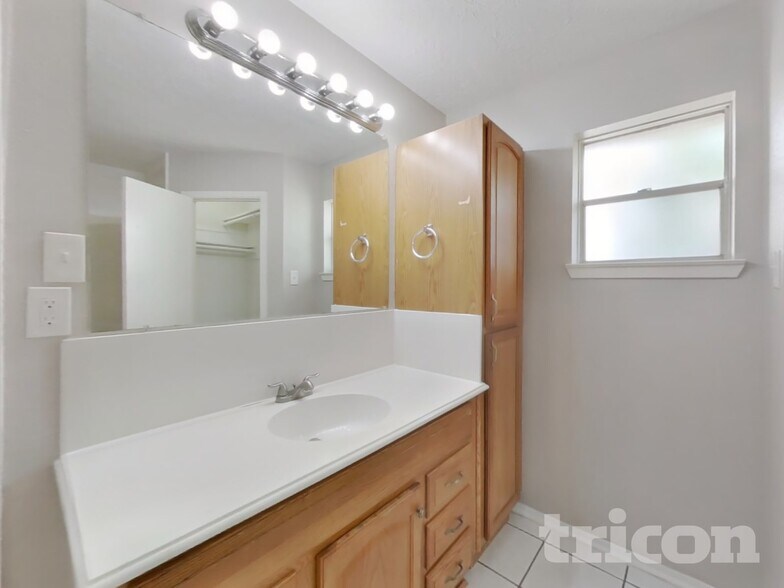 Building Photo - 14831 Waterside Dr