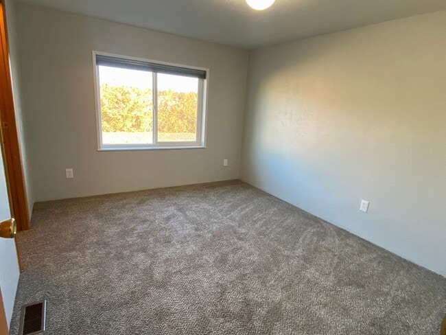 Building Photo - 3 Bedroom 2 Bathroom house in Crooked River Ranch with huge views and a shop!