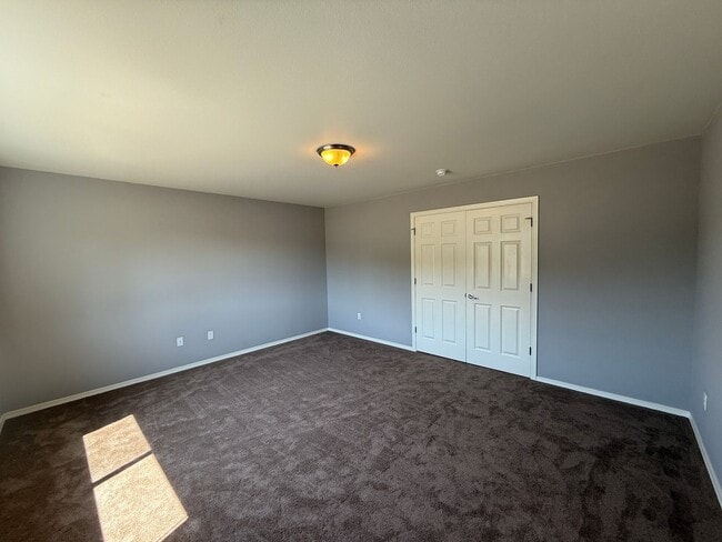 Building Photo - Spacious 4 Bed 3 Bath Home in a Prime Loca...