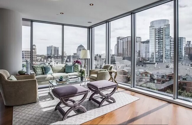 Building Photo - 2900 McKinnon-100.7