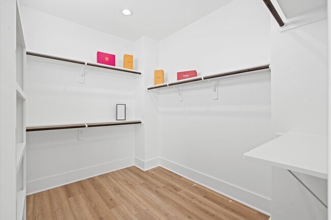 Building Photo - 5204 Pine Tree Dr