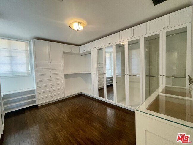 Building Photo - 610 N Arden Dr