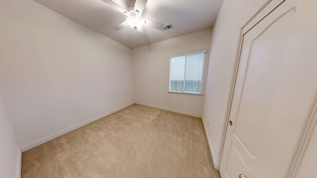 Building Photo - 1823 N Holly Ave