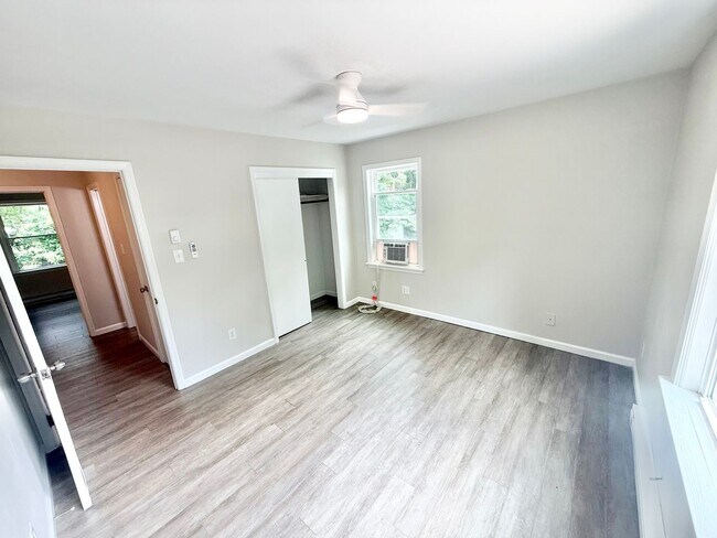 Building Photo - 1820 Parkview Ave