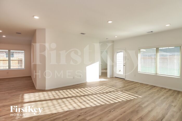 Building Photo - 7727 Jasmine Chase Dr