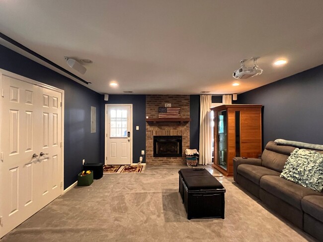 Building Photo - Heart's Desire End Unit Townhome 2700+ SqF...