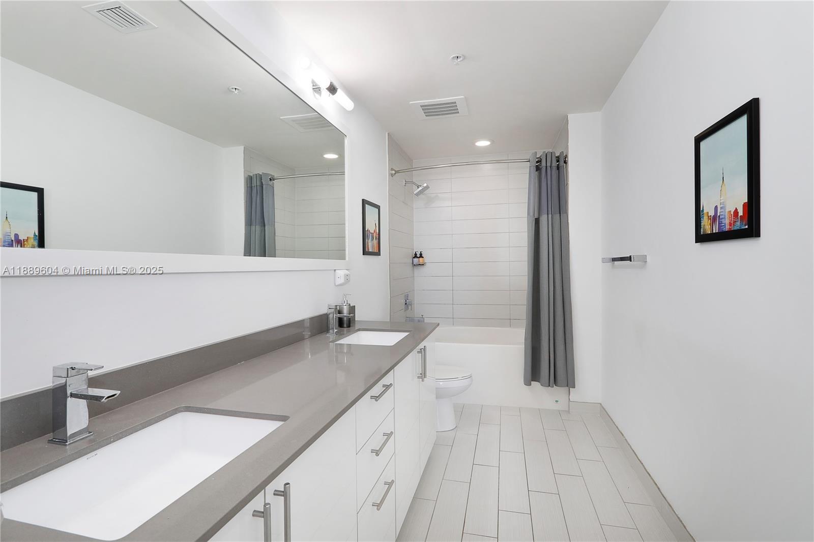 Building Photo - 999 SW 1st Ave