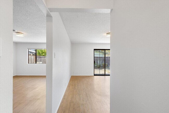 Building Photo - 1256 Rosewood Way