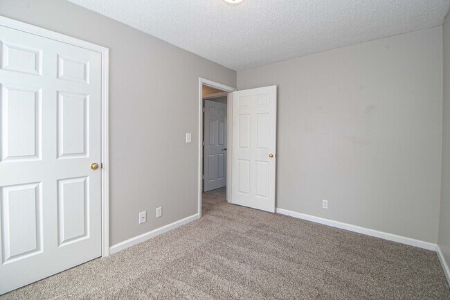 Building Photo - 233 Waterford Dr