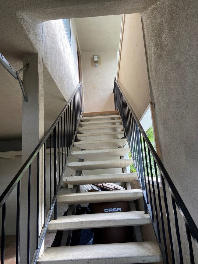 Building Photo - 2 Bed, 1 Bath Townhouse with Detached 2 car garage ready to move in soon!!