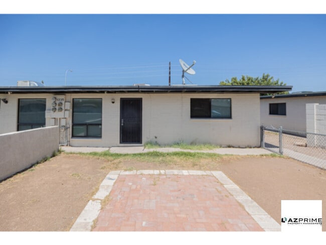 Building Photo - Live in Style With this Updated 2/1 Duplex...