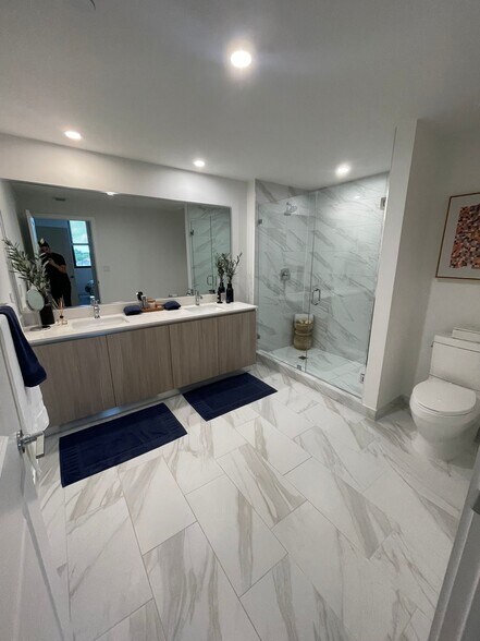 Building Photo - 520 W 79th St