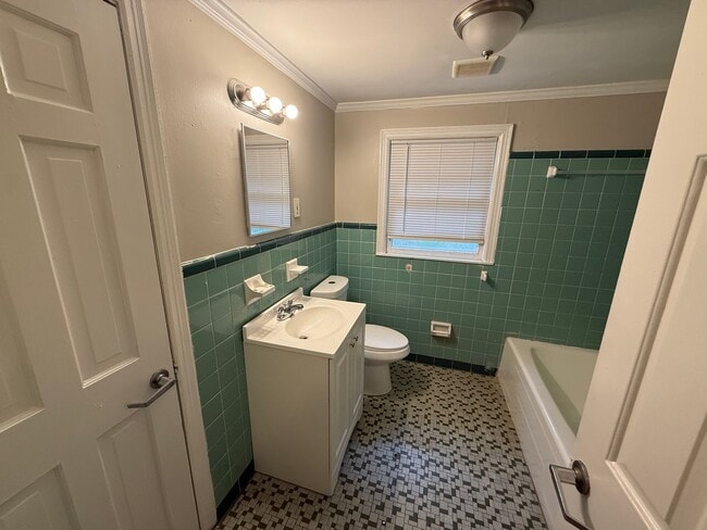 Building Photo - Spacious 3 Bedroom 1  Bath home with Appli...