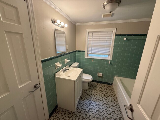 Building Photo - Spacious 3 Bedroom 1  Bath home with Appliance and Washer/Hookup.