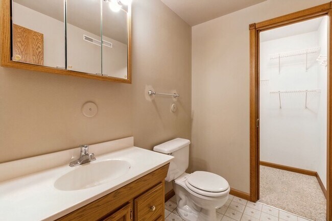 Building Photo - FINISHED BASEMENT WITH FENCED YARD! 4 Bedroom, 3.5 Bathroom Home in Ames