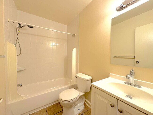 Building Photo - Charming Townhome in Prime Annandale Location