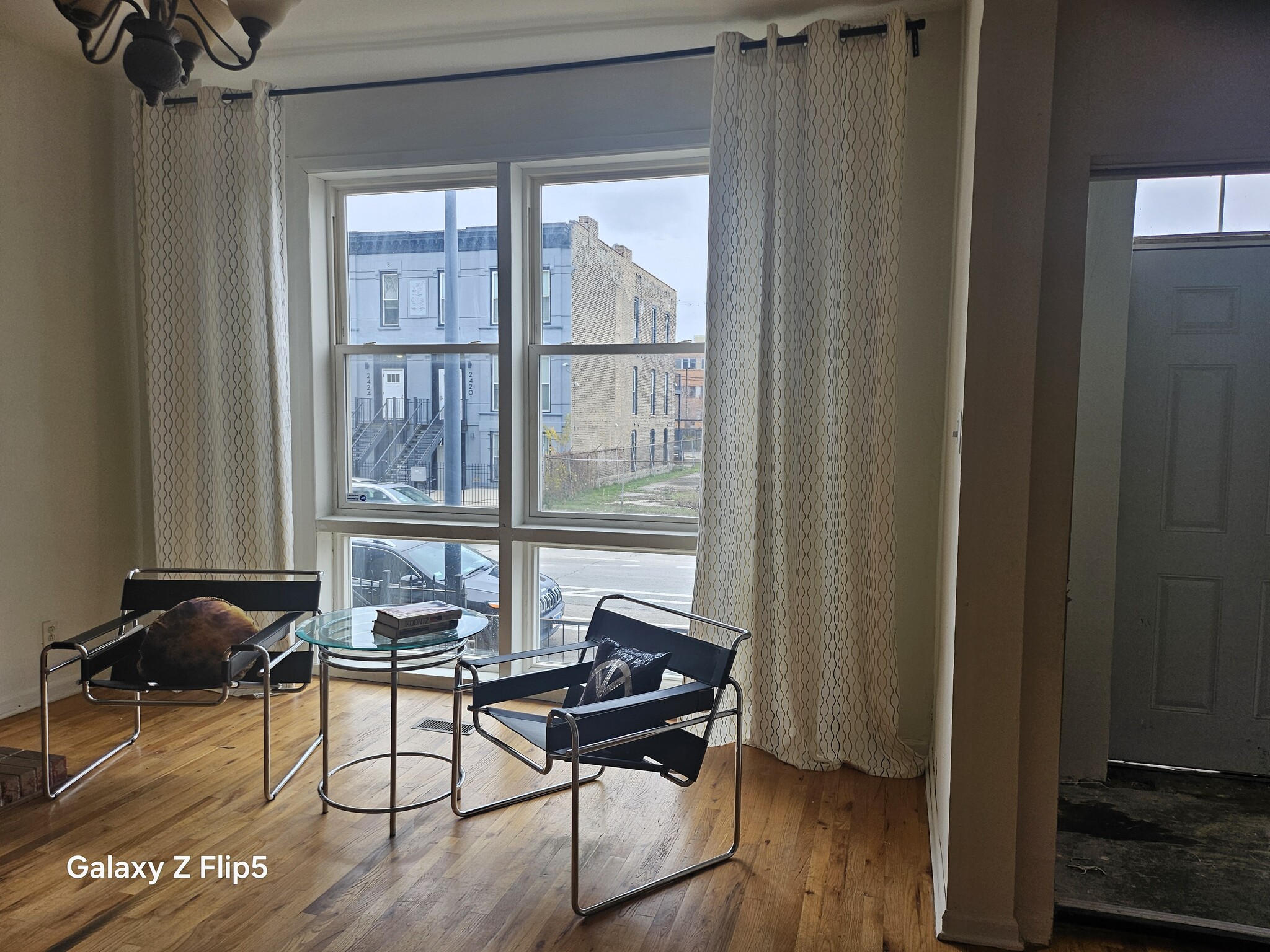 Living Room - 2417 W Warren Blvd