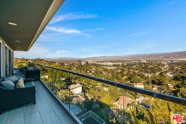 Building Photo - 7191 Pacific View Dr