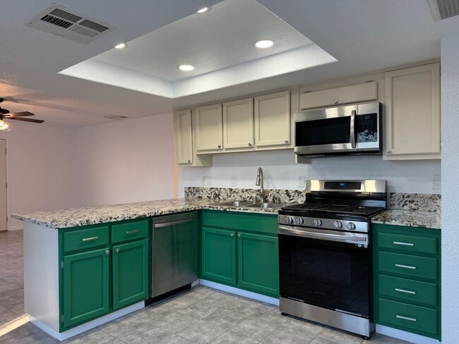 Building Photo - 204 W Robertson Rd